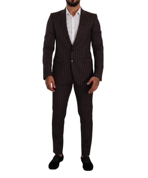 Marca: DOLCE & GABBANA  
Estilo: Traje de dos piezas con solapa sencilla  
Color: Burdeos con rayas  
Cierre: Cierre de dos botones  
Ajuste: Slim Fit  
Hecho en Italia  
Material: 98% Lana 2% Algodón  
Cintura: 80% Seda 20% Viscosa  
Características: Blazer deconstruido con solapas de pico  
Pantalones con cierre oculto de cremallera y botón  
Bolsillos delanteros inclinados, un bolsillo para reloj y dos bolsillos traseros con botones  
Plegados prensados y dobladillos sin terminar  
Dos bolsillos interiores y una abertura posterior  
Cierre de cremallera de tres vías en los pantalones  
Exclusivo y de alta artesanía  
Adición perfecta para el vestuario de cualquier caballero exigente