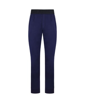 Under Armour Athlete Recovery Herren-Schlafanzughose in Marineblau – der ultimative Begleiter für Erholung und Entspannung nach einem intensiven Training oder einem langen Tag. Diese innovative Schlafanzughose bietet unvergleichlichen Komfort und optimale Regeneration, damit Sie erfrischt aufwachen und bereit für den bevorstehenden Tag sind. Hauptmerkmale: UA Athlete Recovery Technologie: Diese Schlafanzughose ist mit der exklusiven Athlete Recovery Technologie von Under Armour ausgestattet, die Ihren Körper schneller regenerieren lässt. Die Technologie enthält spezielle Biokeramikpartikel, die Infrarotenergie in Ihren Körper reflektieren und so besseren Schlaf, schnellere Muskelregeneration und weniger Entzündungen fördern. Luxuriöser Komfort: Diese Hose aus einer hochwertigen Mischung ultraweicher und atmungsaktiver Materialien bietet außergewöhnlichen Tragekomfort. Sie eignet sich perfekt zum Entspannen, Schlafen oder sogar auf Reisen und sorgt für ein wohliges und behagliches Tragegefühl die ganze Nacht hindurch. Elastischer Bund mit Kordelzug: Der elastische Bund mit verstellbarem Kordelzug sorgt für einen sicheren und individuellen Sitz. Sie können den Bund ganz einfach nach Ihren Wünschen anpassen und so stilvoll und ohne Beschwerden entspannen. Tapered Leg Design: Die Hose hat ein Tapered Leg Design und bietet einen modernen und stylischen Look, der sich sowohl für drinnen als auch draußen eignet. Die schmale Passform sorgt für einen modernen Look und maximalen Tragekomfort. Seitentaschen: Praktische Seitentaschen bieten Stauraum für Kleinigkeiten oder halten Ihre Hände bei Bedarf warm. Sie sorgen für zusätzliche Funktionalität, ohne das elegante Design der Hose zu beeinträchtigen. Vielseitiges Marineblau: Das zeitlose Marineblau verleiht Ihrer Loungewear-Kollektion einen Hauch von Eleganz. Es ist vielseitig und passt gut zu verschiedenen Oberteilen, sodass diese Schlafanzughose für jeden Anlass geeignet ist.