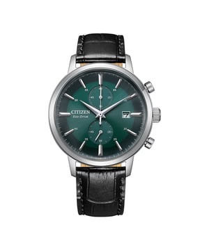Diese Citizen Chronograph Uhr für Herren ist das perfekte Zeitmessgerät zum Tragen oder Verschenken. Das silberne 41 mm runde Gehäuse in Kombination mit dem bequemen schwarzen Lederarmband sorgt dafür, dass Sie dieses beeindruckende Zeitstück ohne Kompromisse genießen können. Angetrieben von einem hochwertigen Eco-Drive Uhrwerk und bis zu 5 Bar wasserdicht, wird Ihre Uhr weiterhin tickt. Diese elegante und praktische Uhr ist perfekt für alle Anlässe und ein großartiges Geschenk für Ihre Verwandten und Freunde. Diese Chronograph-Uhr verfügt über eine Kalenderfunktion: Datum, solarbetrieben und Stoppuhr. Hochwertiges schwarzes Lederarmband mit einer Länge von 21 cm und einer Breite von 19 mm mit einer Schließe. Gehäusedurchmesser: 41 mm, Gehäusehöhe: 12 mm und Gehäusefarbe: Silber, Ziffernblattfarbe: Grün.