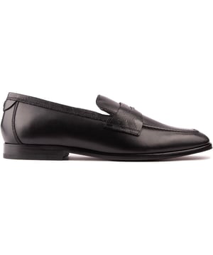 Je kunt je beste beentje voorzetten met gemak in deze Adlerrs Loafers van Ted Baker. Gemaakt van zacht en luxe leer, deze schoenen glijden op gemakkelijk voor een comfortabele pasvorm en dragen de hele dag lang. Met een gestikt T-merk op de hiel, een harszool voor duurzaamheid en een amandelvormige teen voor een klassieke look, bieden deze loafers een stevige maar modieuze look.