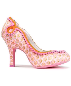 Turn Up The Heat Whith These Miley Heels von Ruby Shoo. Mit einem Orange und Rosa pompösen Obermaterial mit einer eleganten Silhouette und bunten schrulligen Details, werden diese Schuhe sicherstellen, dass Ihr Look ist auf Feuer.