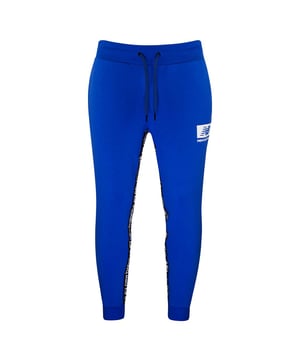 The NB Essential sweatpants are made from soft and durable French terry cotton and have a nice athletic fit that provides the most comfortable fit without restricting range of motion. This is a natural fabric, the distinguishing feature of which is increased wear resistance. Belt on an elastic band with ties for convenient fixation. They have three pockets. Decorated with a logo patch and branded ribbon.