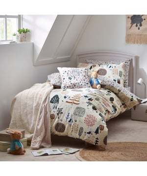Make your room effortlessly cosy with the Peter Rabbit™ Scandi Woods duvet cover set. This minimalistic Scandinavian inspired bedding features Peter Rabbit™ in his trademark blue jacket amongst an array of unusual trees and foliage. A blush pink and grey leafy design covers the reverse, for a more neutral aesthetic. A fully reversible design, giving you two looks in one!