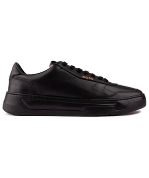 Die ultimative Kombination aus Sport und Stil, die absolut stylischen Sneaker von Baltimore von BOSS, haben eine klobige Sohle und Retro-Vibes. Diese bequemen Ledersneaker werden durch das charakteristische Logo in Gold und die bewährte BOSS-Qualität hervorgehoben. Mit einem modernen, frischen Designer-Look passen diese Court-Style Schuhe zur lässig-schicken Citywear genauso gut wie zu sportlichen Freizeitoutfits.