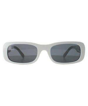 Die Miu Miu Rectangle Womens White Ivory Dark Grey MU08ZS Sonnenbrille zeichnet sich durch einen kühnen, rechteckigen Rahmen aus, der sorgfältig aus hochwertigem Acetat gefertigt wurde und sowohl Haltbarkeit als auch ein leichtes Tragegefühl garantiert. Die Gläser bieten einen hervorragenden UV-Schutz und verleihen einen raffinierten Hauch von Geheimnis. Die MU08ZS Sonnenbrille ist mit dem charakteristischen Miu Miu Logo an den Bügeln verziert und wurde für Modebegeisterte entworfen, die sich trauen, anders zu sein. Erhöhen Sie Ihr Accessoire-Spiel und setzen Sie ein Statement mit dieser einzigartig stilvollen Sonnenbrille von Miu Miu.