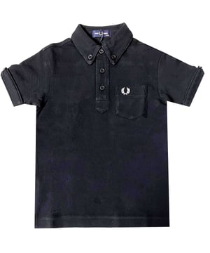 Fred Perry SY1503 102 Polo negro para niños. Polo Fred Perry negro. Bolsillo en el pecho. Cierre de botón en el cuello. 100% algodón. Estilo: SY1503 102
