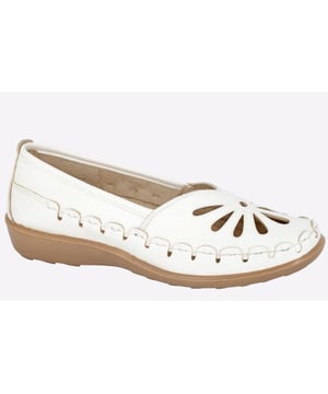 Add a chic flair to your wardrobe with these Boulevard Clarissa women's shoes, designed in a slip-on silhouette with cut out segments to the toe for a stylish look that is sure to impress.
- PU upper- Slip on silhouette
- Punched detailing
- Padded footbed
- PU Sole