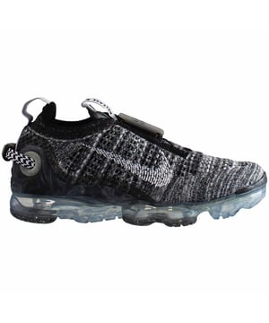 Nike Air VaporMax 2020 FK FEMNETRADORES FURAS FURANAS, una elección de calzado de vanguardia y elegante que combina tecnología innovadora con un diseño moderno. Estos entrenadores están diseñados para proporcionar una comodidad excepcional, sostenibilidad y una estética futurista. Vamos a profundizar en las características clave que hacen que el Nike Air VaporMax 2020 FK sea una opción destacada:

Diseño sostenible: el Vapormax 2020 FK es parte de la iniciativa Move to Zero de Nike, cuyo objetivo es reducir la huella ambiental de la marca. Estos entrenadores cuentan con materiales sostenibles, incluido el poliéster reciclado, para contribuir a un enfoque más consciente de la moda.

Estética futurista: el Vapormax 2020 FK cuenta con un diseño futurista y visualmente llamativo. La parte superior translúcida, combinada con la amortiguación de aire expuesto, crea un aspecto único y llamativo.

Flyknit Upper: los entrenadores utilizan tecnología FlyKnit en la parte superior, que es conocida por sus cualidades ligeras y transpirables. Este material se ajusta a la forma de su pie, proporcionando un ajuste cómodo y cómodo.

Cierre de encaje seguro: el cierre de cordones permite un ajuste seguro y personalizable, asegurando que sus pies permanezcan ajustados y apoyados durante varias actividades.

Amortiguación de aire visible: la tecnología Vapormax en la unidad única proporciona amortiguación y capacidad de respuesta excepcional. Estos entrenadores cuentan con vainas de aire visibles que ofrecen una comodidad superior con cada paso, reduciendo el impacto en sus pies y juntas.

Detalles sostenibles: el Vapormax 2020 FK incorpora detalles sostenibles como la etiqueta de lengua "Mover to Zero", que contribuye al compromiso de Nike con la responsabilidad ambiental.

Comodidad liviana: la tecnología de amortiguación de la parte superior y del aire Flyknit hace que estos entrenadores sean increíblemente livianos, lo que permite una experiencia de uso sin esfuerzo y cómoda.