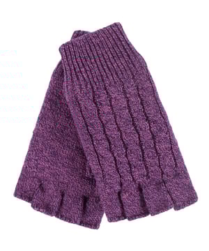 Wil je je handen wonderbaarlijk warm en behaaglijk houden terwijl je toch de flexibiliteit hebt om met je handen te doen wat je wilt. Deze vingerloze dameshandschoenen zijn hiervoor het perfecte accessoire, waarin alle innovatieve isolatietechnologie van Heat Holders is verwerkt, terwijl het een schattig accessoire voor je winteroutfit lijkt te zijn. Deze vingerloze handschoenen zijn niet alleen warm, maar hebben ook een aangename esthetische uitstraling, met een gebreid kabelpatroon bovenop de gebreide handschoenen. Er zijn 7 fantastische herfst-wintermodekleuren om uit te kiezen, zodat je elke winteroutfit die je draagt ​​kunt aanvullen. Ondanks dat ze Heat Holders-isolatietechnologie hebben, zijn deze handschoenen niet dik en fijn genoeg voor een comfortabele en probleemloze pasvorm. Er zijn twee fundamentele redenen waarom deze handschoenen zo warm zijn. Eerst wordt speciaal ontwikkeld thermisch isolerend garen in de handschoenen gebreid. Dit biedt hoogwaardige isolatie tegen extreem koude omstandigheden met superieure vochtafvoerende eigenschappen, waardoor uw handen warm en warm blijven zonder dat ze te zweterig worden. Dan is er de bekende Heat Weaver voering. Dit is een pluche, bontachtige thermo voering die de hoeveelheid warme lucht maximaliseert die dicht bij de huid wordt gehouden. Niet alleen dat, het is ongelooflijk zacht en gezellig. Deze Handschoenen zijn verkrijgbaar in één maat en zijn gemaakt van een mix van polyester en acryl. Ze zijn veilig machinewasbaar.