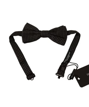 100% authentieke Dolce & Gabbana vlinderdas
  Gloednieuw met tags
  Exclusieve Dolce & Gabbana collectie
  Voorzien van een kleine metalen sluiting aan de achterkant
  Gemaakt van 100% zijde
  Verstelbare nekband
  Zwarte kleur met patroon
  Vervaardigd