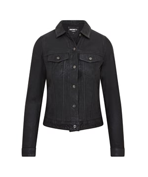 La chaqueta Trucker es un estilo popular de chaqueta introducido en la década de 1960 y se reinventa aquí en cuero napa de cordero genuino. El cuero suave permite que la chaqueta Trucker se mantenga liviana mientras mantiene su calidad duradera que se encuentra en el material tradicional de la chaqueta Trucker: el denim. Esta chaqueta tiene todas las características distintivas de la chaqueta Trucker original, incluidos bolsillos con solapa puntiagudos en el pecho, costuras inclinadas en la parte delantera y un cuello puntiagudo. Esta chaqueta aparece en 2 combinaciones de colores diferentes, con opciones clásicas en negro y tostado que son ideales para agregarle carácter adicional a tu atuendo. Cuero napa de oveja ultra suave, Costuras inclinadas que van desde el pecho hasta la cintura, Diseño clásico, Cuello puntiagudo y bolsillos con solapa en el pecho, Cintura y puños ajustables