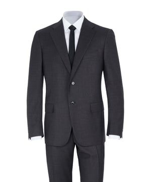 98% lana virgen, 2% elastano; traje de Corneliani;  Modelo: 907801 9987504 030;  Mano de obra de alta calidad;  Mezcla de lana suave;  cuello de solapa;  Dos bolsillos delanteros con solapa, un bolsillo en el pecho;  Tres bolsillos interiores;  Dos aberturas laterales;  pantalón de traje con cierre de gancho y cremallera;  Dos bolsillos laterales, dos bolsillos pequeños delante, dos bolsillos ribeteados detrás;  Hebillas de cinturon