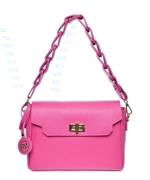 Bolso de mano  
100% cuero de vaca  
Cierre de broche  
Bolsillo interior con cremallera  
Patas con tachuelas  
Dimensiones: (L) 20x26x7 cm  
Asa: 30 cm  
Correa de hombro ajustable: 115 cm