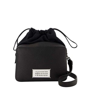 Ce caméra bag 5AC de Maison Margiela est l'idéal petit sac noir. En cuir grainé, il se porte en bandoulière pour un porté pratique et confortable. Bandoulière : 118 cm. Double porté - une bandoulière. Matière : Corps : 100% cuir de veau. Doublure : 100% coton. Coloris : Noir - T8013 Black. Intérieur : 100% cuir de veau - Pièces métalliques : 94% Zinc 4% Aluminium 2% Cuivre - Pièces métalliques : 100% Laiton. Fermeture : fermeture à glissière sur le dessus. Aménagement intérieur : une poche plaquée.