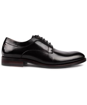 Los zapatos Derby clásicos con cordones Tawny Owl de Simon Carter en color negro para hombre están diseñados para impresionar. Tienen una parte superior de cuero de primera calidad con ojal de metal en la parte superior, símbolos de metal de S & C y la marca distintiva. Estos zapatos formales de diseñador tienen un forro de cuero, un estampado de calcetín diseñado por Simon Carter y detalles de zapatero fino.
