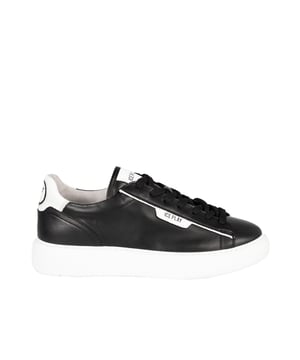 Atadas con cordón, lo que garantiza un ajuste perfecto y comodidad al usarlas, estos zapatos son una excelente opción tanto para estilos cotidianos como para ocasiones más formales.

La puntera redonda da a los zapatos un aspecto clásico y elegante, al mismo tiempo que proporciona comodidad a los dedos, lo que los hace ideales para usarlos durante períodos prolongados.

En la lengüeta y en la parte trasera está el nombre de la marca, lo que agrega un carácter único a los zapatos y permite expresar de manera sutil tu estilo y apreciación por la calidad.

La suela con logo no solo proporciona excelente adherencia y durabilidad, sino que también destaca la atención al detalle y la alta calidad de la fabricación.

Hechos de cuero natural de alta calidad y tela, estos zapatos ofrecen una durabilidad excepcional, estilo y comodidad, convirtiéndolos en una inversión para muchos años.

Empacados en una caja de la marca, lo que los hace una idea perfecta para un regalo o un elegante añadido a tu guardarropa, protegiéndolos de daños.