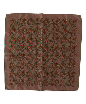 <ul>
  <li>Marca: Dolce & Gabbana</li>
  <li>Material: 100% seda</li>
  <li>Color: Marron</li>
  <li>Diseno: Estampado de zanahorias</li>
  <li>Detalles del logotipo</li>
  <li>Fabricado en Italia</li>
  <li>Tamano: 32cm x 32cm</li>
  <li>Genero: Hombres</li>
</ul>