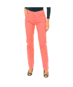 Lange broek.
 Tailleband met riemlussen.
 Knoop- en ritssluiting aan de voorkant.
 Drie zakken aan de voorkant.
 Twee zakken op de achterkant, met het metalen logo en studs.
 Patch met de merknaam op de achterkant van de tailleband.
 Elastische stof.
 Smal model.
 Naden in toon zichtbaar.
 Samenstelling: 81% Katoen, 16% Polyester, 4% Elastaan
 Onderhoud:
- Maximaal wassen op 30ºC.
 - Strijken op gemiddelde temperatuur, max. 110ºC.
 - Kan in de droger.
 - Geen bleekmiddel gebruiken.
 - Kan niet chemisch gereinigd worden.