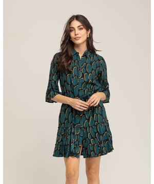 El vestido mini camisero Victoria te enamorará con su elegante color azul petróleo. Además, este vestido con volantes es perfecto para combinar con botas altas en otoño.
 
 
 
 
 
  Vestido corto con cierre en delantero con botones. 
 
 
 
 Manga acabada con volante. 
 
 Doble volante en el bajo. 
 
 Tejido viscosa. 
 
 Estampado Abstracto con detalles de foil dorado.