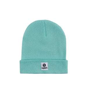 Gorro de punto Superb
Logo bordado en parte delantera.
 Composición: 100% Acrílico
 Cuidados:
- Lavar a máx. 40ºC.
- No usar lejía.
- Planchar a temperatura baja.
- No lavar en seco.
- No usar secadora.
