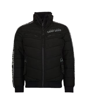 Deze mix van gewatteerde jas en blouson voor heren is ideaal voor koudere dagen. Het heeft een regular fit die voldoende bewegingsvrijheid en een hoog draagcomfort biedt. De jas heeft een hoge opstaande kraag met een extra kraaginzet die met een aparte ritssluiting afsluitbaar is - de optimale bescherming tegen wind en kou. De jas zelf wordt ook gesloten met een ritssluiting. De geribde manchetten aan de mouwen en zoom voorkomen dat de jas uitglijdt en dat de kou binnendringt. Essentials kunnen worden opgeborgen in de vier zakken met ritssluiting. De op de mouwen genaaide logobanden geven de jas een visueel hoogtepunt. Het design wordt afgerond door de labelprint op de borst en de stoere ritshangers.