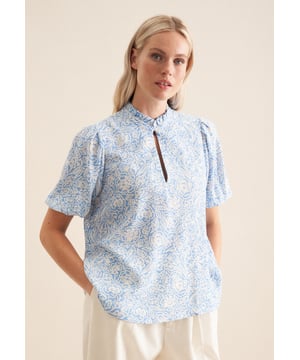 Feminin und elegant: Sorgen Sie für ein stilvolles Erscheinungsbild mit der Shirtbluse von Seidensticker aus der "The Statement Prints" Kollektion. Die Webart Krepp aus 100% Viskose ist hochwertig verarbeitet, was sie zur perfekten Leinwand für Ihre ansprechenden Kombinationen macht. In moderner Passform bietet die Shirtbluse hohen Tragekomfort und liegt nicht so eng an. Durch das Druck-Muster ist Ihr neues Kleidungsstück die perfekte Wahl für geschmackvolle Looks. Klassischer Chic gepaart mit aktuellem Selbstbewusstsein - eine edle Bluse für viele Gelegenheiten. Bei dieser Kurzarm-Shirtbluse werden an warmen Tagen Stilsicherheit und Eleganz besonders hervorgehoben. Besonders unterstrichen wird der nostalgisch-smarte Charakter durch einen Rundhals-Ausschnitt sowie einen Stehkragen. Zusätzlich sind edle Perlmuttknöpfe verarbeitet worden.