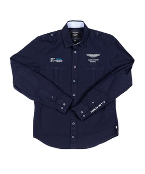 Jongenshemd met lange mouwen van Aston Martin Racing.
 Kraag met kapel.
 Knoopsluiting aan de voorkant.
 Twee open zakken op de voorkant.
 Eigen bedrukking van het merk op de voorkant.
 Gedrukte merknaam op een van de mouwen.
 Manchetten met knoopsluiting.
 Toepassing als elleboogstukken.
 Stoffen label met de vlag van het Verenigd Koninkrijk en de naam van het merk op de onderkant.
 Stoffen label met de merknaam op de achterkant van de hals.
 Naden in toon zichtbaar.
 Samenstelling: 100% katoen
 Onderhoud:
- Maximaal wassen op 30ºC.
 - Strijken op gemiddelde temperatuur, max. 110ºC.
 - Droger is niet toegestaan.
 - Geen bleekmiddel gebruiken.
 - Kan niet chemisch gereinigd worden.