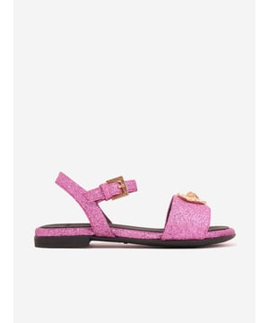 Presenting the luxurious Girls Medusa Heart Sandals in Pink by Versace. A summer essential, these sandals blend sophistication and comfort for your little girl's outings. Major highlights include: Made in Italy: Expertly crafted with the most exquisite detail, we promise durability and long-lasting use that Versace stands for. Medusa Heart Motif: These sandals feature a trendy Medusa heart motif, rendering a playful yet stylish appeal that promises to make your girl stand out. Premium Comfort: Made from top-notch materials ensuring maximum comfort for your little girl feet, allowing her to enjoy her summer adventures. Add a touch of elegance to your girl's wardrobe with Versace's Medusa Heart Sandals in Pink. Shop now, for an infusion of Italian sophistication into her style!