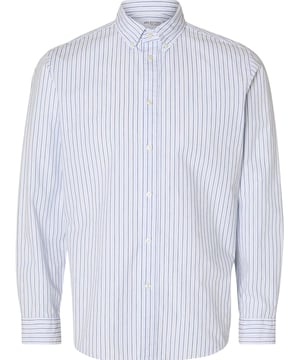 Erleben Sie das perfekte Zusammenspiel von Eleganz und Komfort mit dem Herrenhemd von Selected Homme.   Dieses Hemd besticht durch seine durchgehende Knopfleiste und den klassischen Button-down-Kragen, die ihm einen anspruchsvollen Look verleihen.   Gefertigt aus hochwertigen Materialien bietet er außergewöhnlichen Tragekomfort und eine atmungsaktive, strapazierfähige Qualität.   Die langen Ärmel mit geknöpften Manschetten und der Slim Fit sorgen für eine moderne, schlanke Silhouette.   Der gerundete Saum rundet das Design stilvoll ab und sorgt für eine angenehme Passform.   Dieses Hemd ist die ideale Wahl für jeden Tag - zeitlos und vielseitig für Ihre Alltagsgarderobe.   Genießen Sie sowohl elegante als auch bequeme Momente mit einem Hemd, das sowohl in der Freizeit als auch im Business überzeugt.