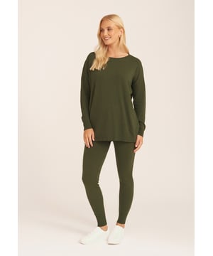 Diese khakifarbenen Soft-Touch-Leggings sind ein Grundnahrungsmittel für den Herbst/Winter und lassen sich perfekt mit übergroßen Kapuzenpullis, Grobstrick und grafischen T-Shirts kombinieren.- Hoher Bund- Gebürstete Baumwolle- Schmale Passform