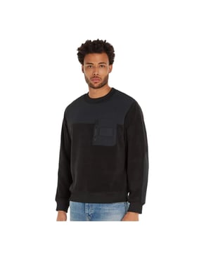 100% poliéster; suéter de Calvin Klein Jeans;  Modelo: J30J324110 BEH;  Mano de obra de alta calidad;  escote redondo;  manga larga;  Bolsillo en el pecho con cremallera;  Detalles del logotipo de Calvin Klein Jeans