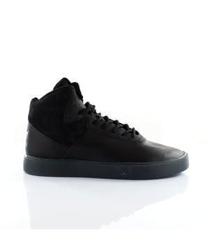 Deze mid-cut schoenen zijn een minimalistische benadering van een klassieke sneaker en worden gedefinieerd door een strak ontwerp en monochrome kleuren. De futuristische look is gemaakt van geperforeerd leer en gestructureerd mesh met suède details. Voorzien van een transparante rubberen cupsole.
