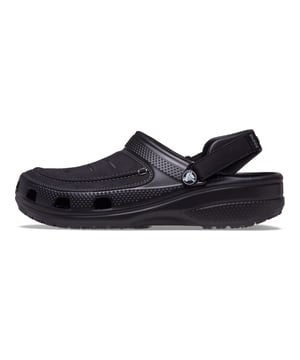 Ontdek de perfecte mix van stijl en comfort met onze heren muiltjes in klompstijl. De lichtgewicht schoenen zijn ideaal voor dagelijks gebruik en bieden flexibele draagopties dankzij de kantelbare hielband met verstelbare klittenbandsluiting. De zachte, lichtgewicht en robuuste binnenzool zorgt voor maximaal comfort en ondersteunt je voeten bij elke stap. Decoratieve stiksels geven de muiltjes een speciale look, terwijl subtiele labeldetails het ontwerp afmaken. Voor binnen of buiten, deze muiltjes zijn een must-have voor elke man die van comfort en stijl houdt.
