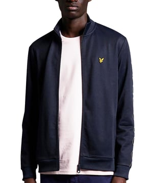 Lyle & Scott abraza su herencia escocesa con estilo con un moderno diseño de diamantes Argyle tonal retro en la manga de esta chaqueta deportiva indie clásica de los años 70. Top deportivo retro con cremallera, cuello alzado, ribetes acanalados y acabado con un estilo impecable con el icónico emblema del águila real de Lyle & Scott en el pecho. Chaqueta deportiva de punto tradicional para un look informal y moderno.