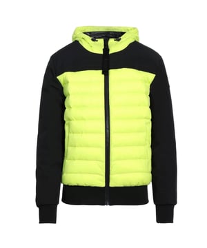 Chaqueta de plumón verde con panel Kleskun de Moose Knuckles. Chaqueta Moose Knuckles Kleskun Verde. Cierre de cremallera, marca en el hombro izquierdo, resistente al agua. Ajuste regular, se ajusta a la talla real, chaqueta REPREVE hecha de botellas de plástico recicladas. Relleno de chaqueta 90% plumón, 10% plumas Waterflow. Código de estilo: M31MJ145 694