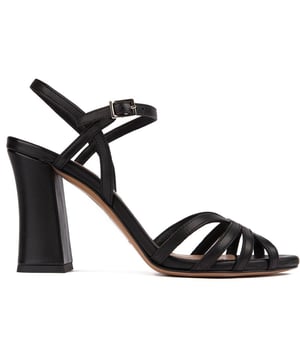 Experimente el lujo con las impresionantes sandalias Panaro de SOLE Made In Italy. Estos atrevidos tacones de cuero de primera calidad, exclusivos de SOLE, personifican la artesanía italiana con su parte superior de cuero negro flexible y su elegante silueta de tiras. Colocadas sobre un tacón de bloque, estas sandalias seguramente elevarán tu estilo a nuevas alturas.