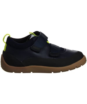 Las Clarks Play Hike Kids Blue Trainers son una opción elegante y cómoda de calzado diseñado para niños. Clarks es conocida por su calidad y atención a la comodidad, y estas zapatillas reflejan esas características. Aquí tienes una descripción de las principales características:

 Diseño azul vibrante:  Estas zapatillas vienen en un vibrante color azul, que añade un toque de energía al atuendo de tu hijo. El atrevido tono aporta estilo y resulta atractivo para los niños.

 Construcción duradera:  Clarks es famosa por fabricar calzado de alta calidad, y estas zapatillas no son una excepción. Están fabricadas para soportar la naturaleza activa y dinámica de los niños.

 Plantilla acolchada:  Las zapatillas vienen con una plantilla acolchada que ofrece apoyo y comodidad a los pies de los más pequeños. Esta característica permite a los niños llevar las zapatillas durante largos periodos de tiempo sin molestias.

 Materiales transpirables:  Las zapatillas están fabricadas con materiales transpirables, que ayudan a mantener el pie cómodo y seco, lo que es especialmente importante durante el juego activo.

 Construcción ligera:  A pesar de su aspecto sólido, las zapatillas Clarks Play Hike son ligeras, lo que reduce el riesgo de fatiga e incomodidad durante un uso prolongado.

 Puntera reforzada:  Para mejorar la durabilidad, estas zapatillas incluyen una puntera reforzada, que ofrece protección adicional a los niños activos y salvaguarda el calzado de rozaduras.

 Suela flexible:  La suela exterior está diseñada para proporcionar flexibilidad y una tracción fiable, garantizando estabilidad y facilidad de movimiento, algo crucial para los niños en movimiento.

 Calidad Clarks:  Clarks es una marca de confianza y reputación conocida por producir calzado cómodo y de alta calidad. Estas zapatillas reflejan el compromiso de la marca con la calidad y el estilo.