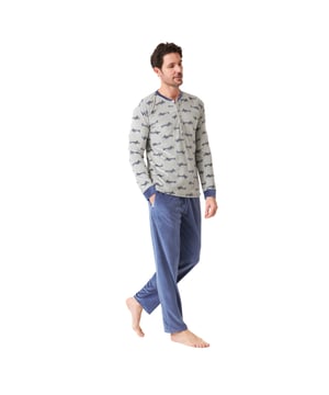 Pijama manga larga y pantalón largo J and J Brothers.
Color Azul-gris

Camiseta estampada con cuello redondo.
Textura aterciopelada y suave.
Pantalón estampado largo con cinturilla elástica ajustable mediante cordón.
Bolsillos abiertos laterales.
Costuras vistas a tono.

Composición:  Camiseta: 75% Algodón, 25% Poliéster; Pantalón: 75% Algodón, 25% Poliéster.

-Lavar a temperatura máx. 30º.
-No usar lejía.
-Planchar a temperatura máx. 110º.
-No admite lavado en seco.
-No permite  utilizar secadora.