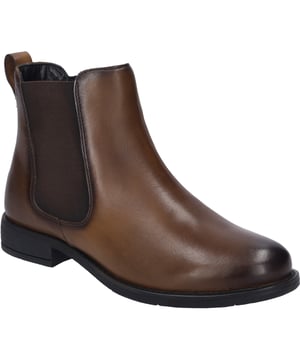 Entdecke die Quintessenz bequemen Schuhwerks mit dem Simona 03 von JOSEF SEIBEL, einer Stiefelette, die speziell für Damen designt wurde. In der ausdrucksstarken Farbe Cognac präsentiert sich dieses Modell als ein wahres Highlight der Casualmode für die Herbstsaison. Ob für ausgedehnte Spaziergänge im Freien oder entspannte Tage in der Stadt, mit Simona 03 erlebst du unvergleichlichen Tragekomfort und eine perfekte Passform, die von der modernen Komforttechnologie und hochwertigen Materialien von JOSEF SEIBEL zeugen. Das Obermaterial aus feinstem Nappa Rindsleder verspricht Langlebigkeit und eine edle Optik. Die Sohle aus Thermoplastischem Kautschuk (TR) bietet gute Rutschfestigkeit und ist dabei leichter als herkömmliche Gummisohlen. Dank der herausnehmbaren Lederinnensohle ist es möglich, ein eigenes orthopädisches Fußbett zu verwenden, was den Komfort weiter erhöht. Die Fertigung nach der AGO-Methode, eine der neuesten und innovativsten Produktionsvarianten, stellt eine leichte und formbeständige Machart dar, bei der das Oberteil des Leders mit der Unterseite der Innensohle verklebt und anschließend die Laufsohle aufgeklebt wird. Dieses Verfahren ermöglicht eine hochwertige Verarbeitung und trägt zu dem charakteristischen Tragegefühl bei, für das JOSEF SEIBEL bekannt ist. Mit einem dezenten Blockabsatz ausgestattet, rundet der Simona 03 dein Outfit ab, ohne dabei die Bequemlichkeit zu vernachlässigen. Der Reißverschluss ermöglicht ein einfaches An- und Ausziehen. Dieser Schuh repräsentiert nicht nur moderne Eleganz, sondern steht auch für ein Bewusstsein gegenüber Slow Fashion, indem er Langlebigkeit, Qualität und eine sorgfältige Auswahl an Materialien in den Vordergrund stellt. Mit Simona 03 von JOSEF SEIBEL machst du nicht nur eine stilvolle Wahl für den Alltag, sondern entscheidest dich auch für einen Schuh, der auf nachhaltige Werte und traditionelle Handwerkskunst setzt.