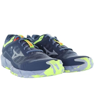 Mizuno Wave Ibuki 3 Trail dames blauwe hardlooptrainers, speciaal ontworpen om je trailervaring te verbeteren. Deze trainers hebben een scala aan functies die zowel prestaties als stijl bieden, waardoor ze een perfecte keuze zijn voor avontuurlijke vrouwelijke hardlopers:

 Trail-Ready Tractie:  De buitenzool van de Mizuno Wave Ibuki 3 Trail trainers is gemaakt met agressieve lamellen en duurzaam rubber, voor uitzonderlijke tractie op ruig terrein. Bedwing uitdagende trails met vertrouwen en stabiliteit.

 Wave Technologie:  De tussenzool is uitgerust met de kenmerkende Wave-technologie van Mizuno en biedt uitstekende demping en schokabsorptie. Dit zorgt voor een soepele en responsieve rit, zelfs op oneffen oppervlakken.

 Beschermende veiligheidsneus:  De trainers hebben een beschermende veiligheidsneus die je tenen beschermt tegen stenen, wortels en andere gevaren die je op het pad tegenkomt. Blijf beschermd zonder flexibiliteit op te offeren.

 Ademend bovenwerk:  Het ademende bovenwerk houdt je voeten geventileerd tijdens lange runs. Het voorkomt oververhitting en vochtophoping en zorgt voor een comfortabel en droog gevoel tijdens je avontuur.

 Veilige pasvorm:  De trainers hebben een veilig vetersysteem waarmee je de pasvorm kunt aanpassen aan jouw voorkeuren. Geniet van een nauwsluitende en op maat gemaakte pasvorm die beweging in de schoen vermindert.

 Stabiliteit en ondersteuning:  Met een ondersteunend ontwerp bieden de Mizuno Wave Ibuki 3 Trail trainers stabiliteit en controle op uitdagende terreinen. Behoud je balans en vertrouwen terwijl je over verschillende ondergronden navigeert.

 Lichtgewicht ontwerp:  Ondanks hun trail-klare eigenschappen blijven deze trainers licht van gewicht, zodat je ze niet onnodig hoeft te belasten tijdens lange duurlopen.

 Stijlvol uiterlijk:  De combinatie van prestaties en esthetiek, de blauwe kleurstelling met subtiele Mizuno branding zorgt ervoor dat je er geweldig uitziet terwijl je de trails verovert.

 Duurzame constructie:  De Mizuno Wave Ibuki 3 Trail trainers zijn gemaakt van hoogwaardige materialen om de eisen van trailrunning te weerstaan, zodat ze lang meegaan.

 Veelzijdigheid:  Hoewel deze sportschoenen zijn ontworpen voor trailrunning, zijn ze veelzijdig genoeg om ook voor andere buitenactiviteiten en vrijetijdskleding te worden gebruikt.

Domineer de trails en omarm je avontuurlijke geest met de Mizuno Wave Ibuki 3 Trail Women's Blue Running Trainers. Ervaar de perfecte mix van prestaties, bescherming en stijl terwijl je de uitdagende paden van de natuur verkent.