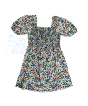 Vestido para niña con un diseño encantador que combina comodidad y estilo. 

Su escote cuadrado y fruncido elástico en el pecho ofrecen un ajuste perfecto, aportando un toque femenino y delicado. 

Las mangas abullonadas añaden volumen y un aire romántico, mientras que la falda fluida brinda libertad de movimiento y un aspecto ligero. 

Perfecto para ocasiones especiales o para darle un toque de alegría al día a día, este vestido destaca por su elegancia y frescura en cada detalle.
 Composición: Exterior: 100% Algodón; Interior: 100% Algodón; Elástico: 70% Poliéster, 30% Elastano
 Cuidados:
- Lavar a máquina máx. 30ºC.
- Utilizar colores similares en el lavado.
- Evitar el uso de blanqueadores.
- Secar a baja temperatura.
- Planchar a baja temperatura.
- No lavar en seco.