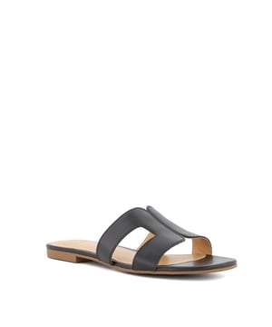 Update warm-weather edits with Loopey. This square-toed silhouette boasts cut-out detailing that is enhanced with visible stitching. The perfect pairing for casual and semi-formal dressing alike.