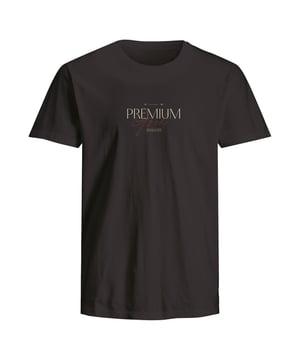 Entdecken Sie das ideale T-Shirt für jeden Tag mit dem hochwertigen Herren-T-Shirt von Jack & Jones. Dieses T-Shirt im Regular Fit ist normal geschnitten und bietet eine entspannte Passform für maximalen Tragekomfort. Der klassische Rundhalsausschnitt und die kurzen Ärmel machen es zu einem vielseitigen Begleiter für jede Gelegenheit. Der stilvolle Print mit Gummidruck sorgt für ein besonders weiches Tragegefühl und verleiht dem T-Shirt einen modernen Look. Hergestellt aus hochwertigen Materialien garantiert dieses T-Shirt Langlebigkeit und höchsten Tragekomfort.