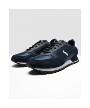 Een hardloopschoen voor heren met een strak design. de blauwe BOSS Parkour-sneakers hebben een zacht bovenwerk. nylon voering. ortholiet voetbed en rubberen zool voor dempend comfort. De designer-sportschoenen hebben BOSS-merkdetails. een element van luxe toevoegen aan dit sportieve nietje.