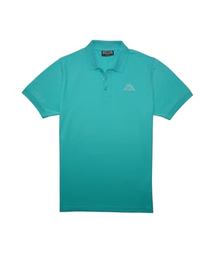 Dit Kappa poloshirt voor heren combineert sportieve stijl met tijdloze elegantie. De klassieke polokraag en knoopsluiting geven het ontwerp een nette touch, terwijl het discrete logoborduursel op de borst het kenmerkende accent van het merk toevoegt. Met zijn korte mouwen en normale pasvorm biedt de polo een comfortabele pasvorm die ideaal is voor dagelijks gebruik en casual gelegenheden. Gemaakt van hoogwaardige materialen, garandeert het een hoog niveau van comfort en blijft het aangenaam zacht en vormvast, zelfs na veelvuldig gebruik.