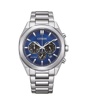 Diese Citizen Chronograph-Uhr für Herren ist das perfekte Zeitmesser, um sie zu tragen oder zu verschenken. Das 43 mm große runde Gehäuse aus Silber in Kombination mit dem komfortablen Armband aus silbernem Edelstahl sorgt dafür, dass Sie dieses atemberaubende Zeitmesser ohne Kompromisse genießen können. Angetrieben von einem hochwertigen Eco-Drive-Uhrwerk und bis zu 10 Bar wasserdicht, wird Ihre Uhr zuverlässig weiterticken. ECO-DRIVE - Eco-Drive ist eine 40-jährige Kerntechnologie von CITIZEN, die auch bei schwachem Licht Energie erzeugt und es Uhren ermöglicht, über sechs Monate sogar im Dunkeln zu laufen. Diese Chronograph-Uhr verfügt über eine Kalenderfunktion: Datum, solarbetrieben, Stoppuhr, 24-Stunden-Anzeige und leuchtende Zeiger. Hochwertiges Armband aus silbernem Edelstahl mit einer Länge von 21 cm und einer Breite von 21 mm, ausgestattet mit einem klappbaren, druckknopfverriegelbaren Verschluss. Gehäusedurchmesser: 43 mm, Gehäusehöhe: 12 mm, Gehäusefarbe: Silber und Zifferblattfarbe: Blau.