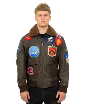 Dit unieke vintage pilotenjack, oorspronkelijk gemaakt in 1985, werd herkenbaar gemaakt door zijn verschijning in de iconische film 'Top Gun'. Dit jack heeft een roodbruine kraag van schapenvacht, zoals te zien in de bomberjackontwerpen uit de jaren 60, evenals alle 17 patches en de USN-ankerpin, zoals te zien in de film. Voor de authenticiteit krijgen het leer en de patches een speciale vintage-behandeling, waardoor een meer versleten patina ontstaat. Voor een geïnspireerde draai aan de klassieker hebben we deze stijl ook uitgevoerd met de badges in meer ingetogen tinten, voor een slanker alternatief voor het gewaagde origineel. • Echte koeienhuid van hoge kwaliteit • Iconisch in de popcultuur door zijn verschijning in “Top Gun” • Klassieke kraag in schapenvacht-overhemdstijl • Voorzien van 17 patches en USN-ankerpin op de voorkant van de jas • Diepe zakken aan de voorkant van de jas en interne opbergvakken