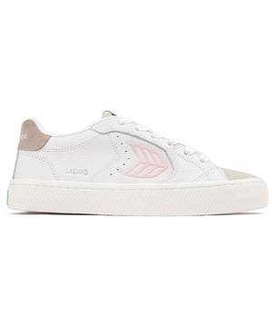Jump Into These Cariuma Salvas Trainers For Eco-friendly Style And Comfort. They Feature A Soft, Lwg-certified Leather Upper, Recycled Nylon Mesh Linings, Organic Cotton Laces, A Cushioned Foam Insole For Casual Comfort And A Sturdy Rubber Sole For Traction. Embrace Fashion-forward, Laid-back Designs With A Good Conscience And Enhance Your Wardrobe With These Branded Skater Kicks.
