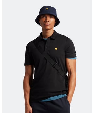 Das Lyle & Scott Sports Core Polo ist ein unverzichtbares Kleidungsstück, das schnell zur Ikone wird. Es ist das Nonplusultra in Sachen dezentes, leistungssteigerndes Design, ohne dabei auf Stil zu verzichten. Das Polo besteht aus einer weichen und äußerst strapazierfähigen Baumwoll-Polyester-Mischung mit Elastangarnen, sodass sich das Kleidungsstück Ihren Bewegungen anpasst. Es verfügt über einen klassischen Kragen, eine Dreiknopfleiste, Detailnähte und den charakteristischen Golden Eagle. Passform: Normal. Es ist so geschnitten, dass es weder zu eng noch zu locker sitzt und Ihnen einen klassischen, zeitlos stilvollen Look verleiht. Wir empfehlen Ihnen, Ihre übliche Größe zu bestellen. Wenn Sie zwischen zwei Größen schwanken, wählen Sie eine Nummer größer.