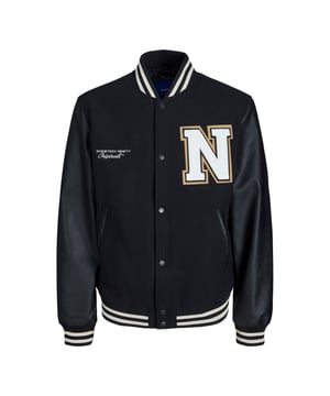 Esta clásica chaqueta universitaria para hombre es ideal para el periodo de transición. La chaqueta está confeccionada con material de alta calidad y gran resistencia, y protege contra el viento. Tiene un corte regular que ofrece amplia libertad de movimientos y gran comodidad. El cuello, la cintura y los puños están confeccionados con el clásico tejido de canalé a rayas. Las mangas en contraste también aportan el aspecto típico. La chaqueta se cierra con un botón automático. La chaqueta tiene bolsillos laterales donde puedes guardar pequeños objetos o calentarte las manos. Los detalles de etiqueta, como la "N" aplicada en felpa con aspecto de eD, las letras en el pecho y las letras de etiqueta en los botones completan el diseño.